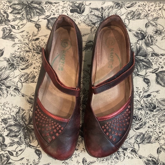 NAOT Sz 40 Distressed Squarish Toe Laser Cut Out Velcro Closure Mary Janes Shoes - Picture 3 of 9